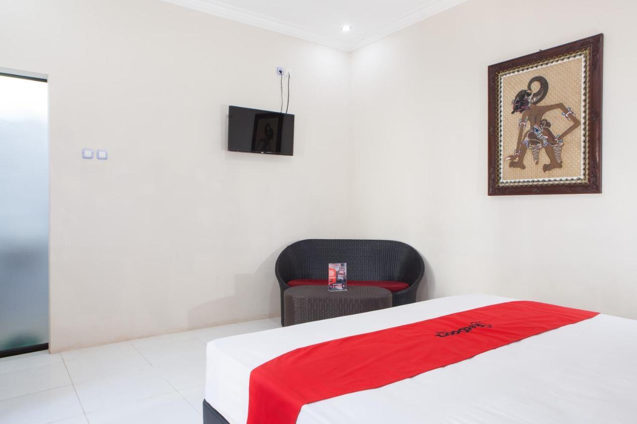 Reddoorz Plus Near Mall Roxy Banyuwangi Banyuwangi  Esterno foto