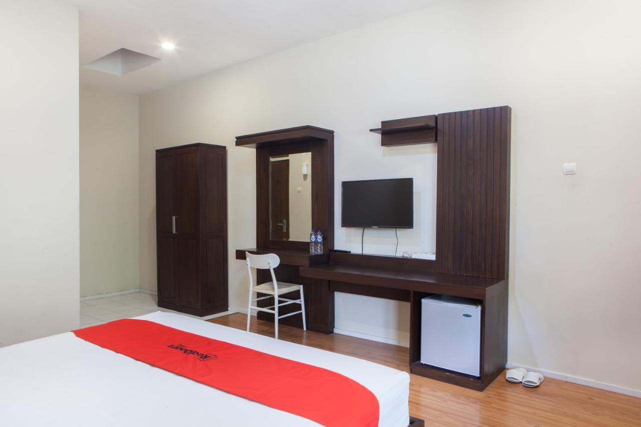 Reddoorz Plus Near Mall Roxy Banyuwangi Banyuwangi  Esterno foto