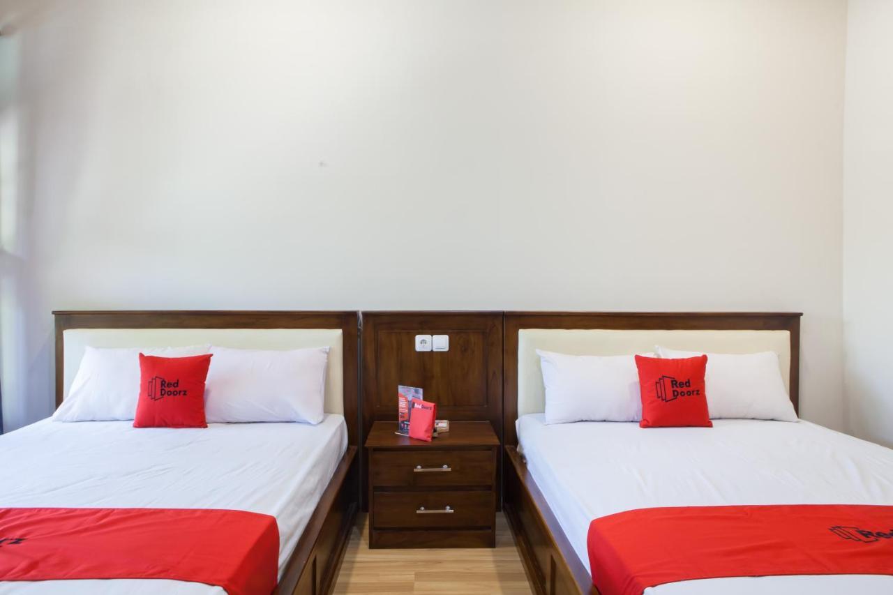 Reddoorz Plus Near Mall Roxy Banyuwangi Banyuwangi  Esterno foto