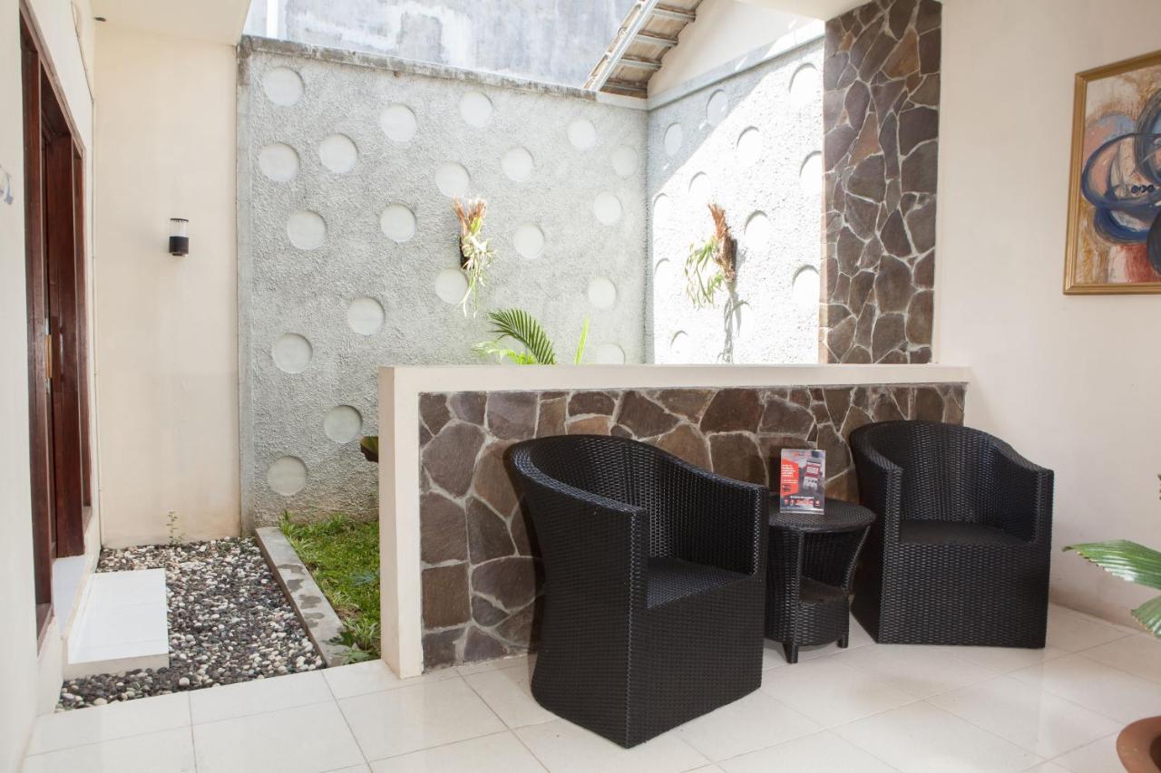 Reddoorz Plus Near Mall Roxy Banyuwangi Banyuwangi  Esterno foto