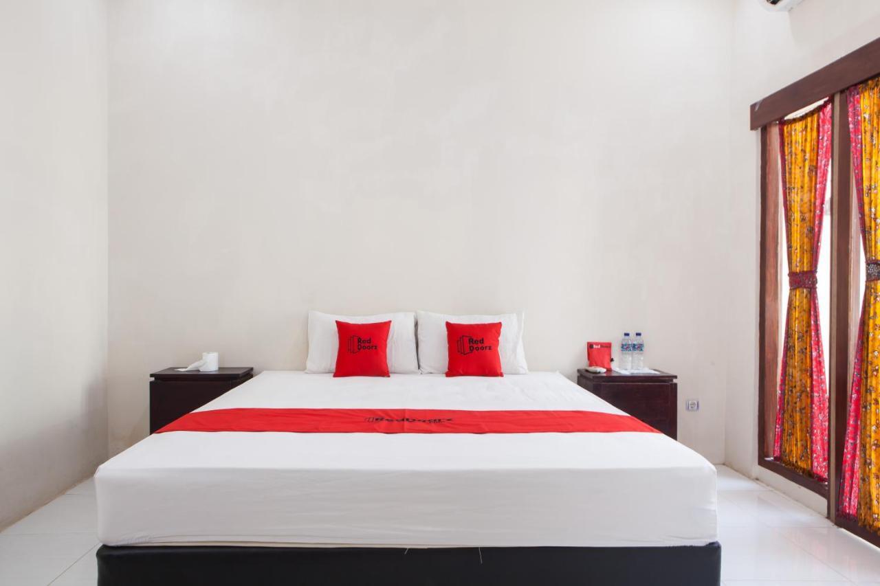 Reddoorz Plus Near Mall Roxy Banyuwangi Banyuwangi  Esterno foto
