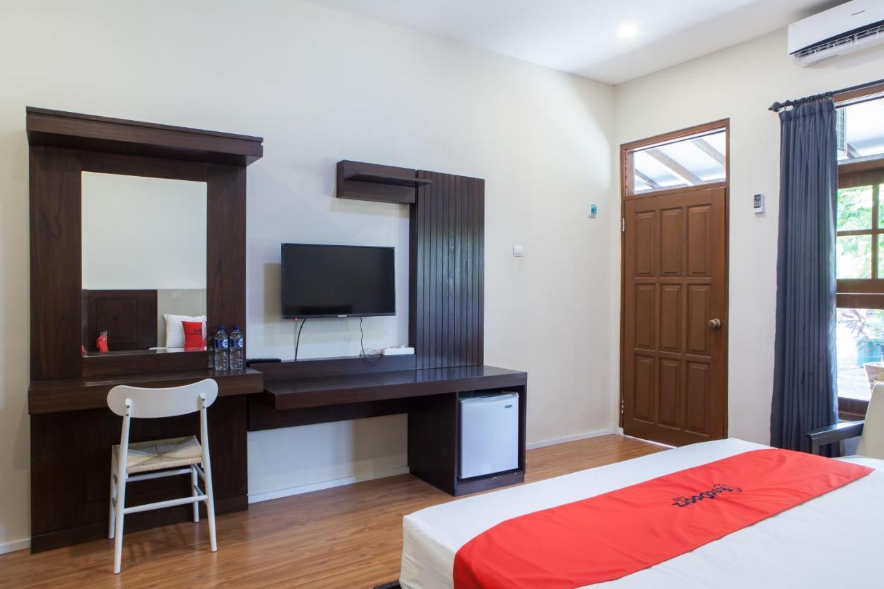 Reddoorz Plus Near Mall Roxy Banyuwangi Banyuwangi  Esterno foto