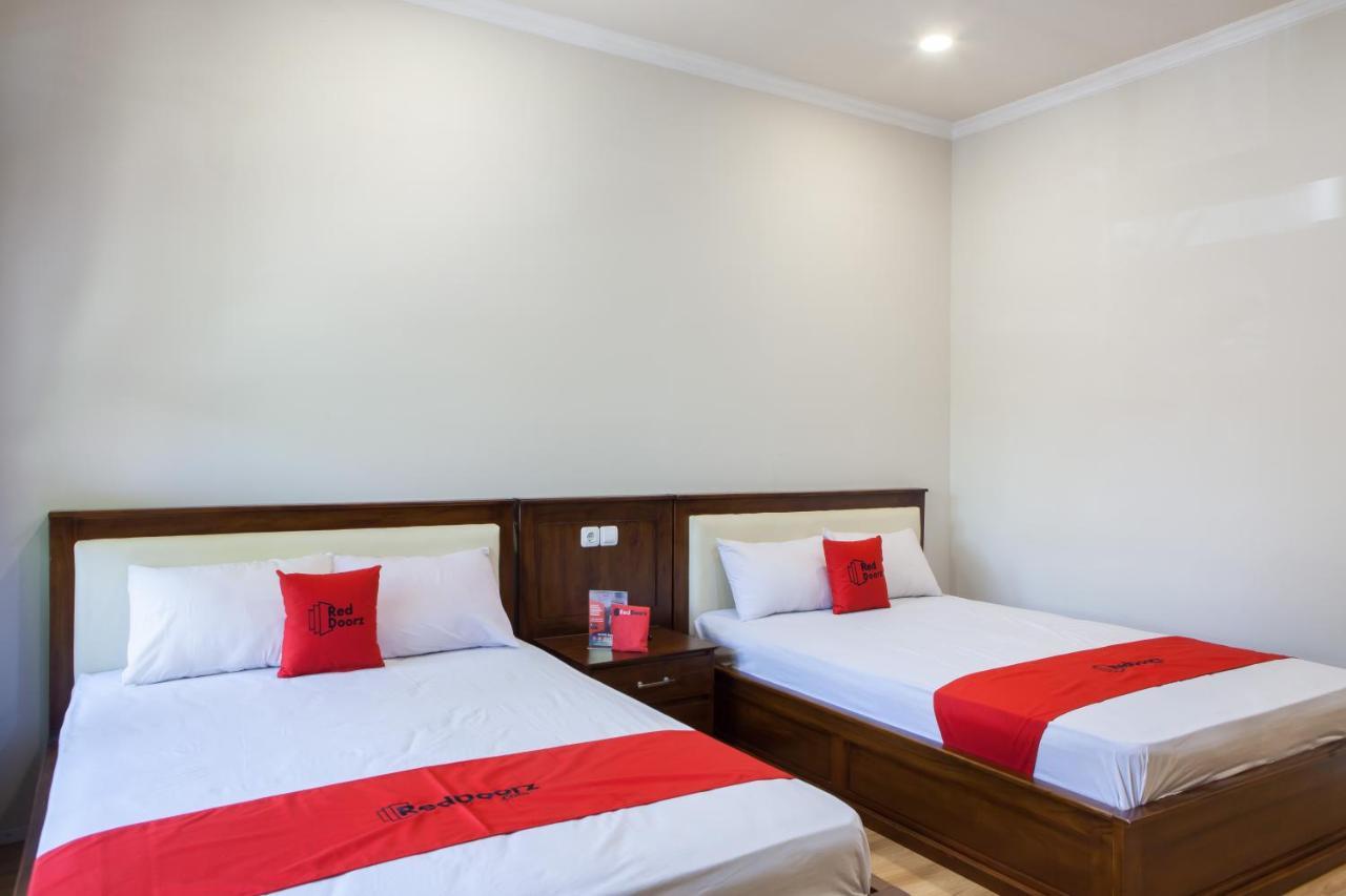 Reddoorz Plus Near Mall Roxy Banyuwangi Banyuwangi  Esterno foto