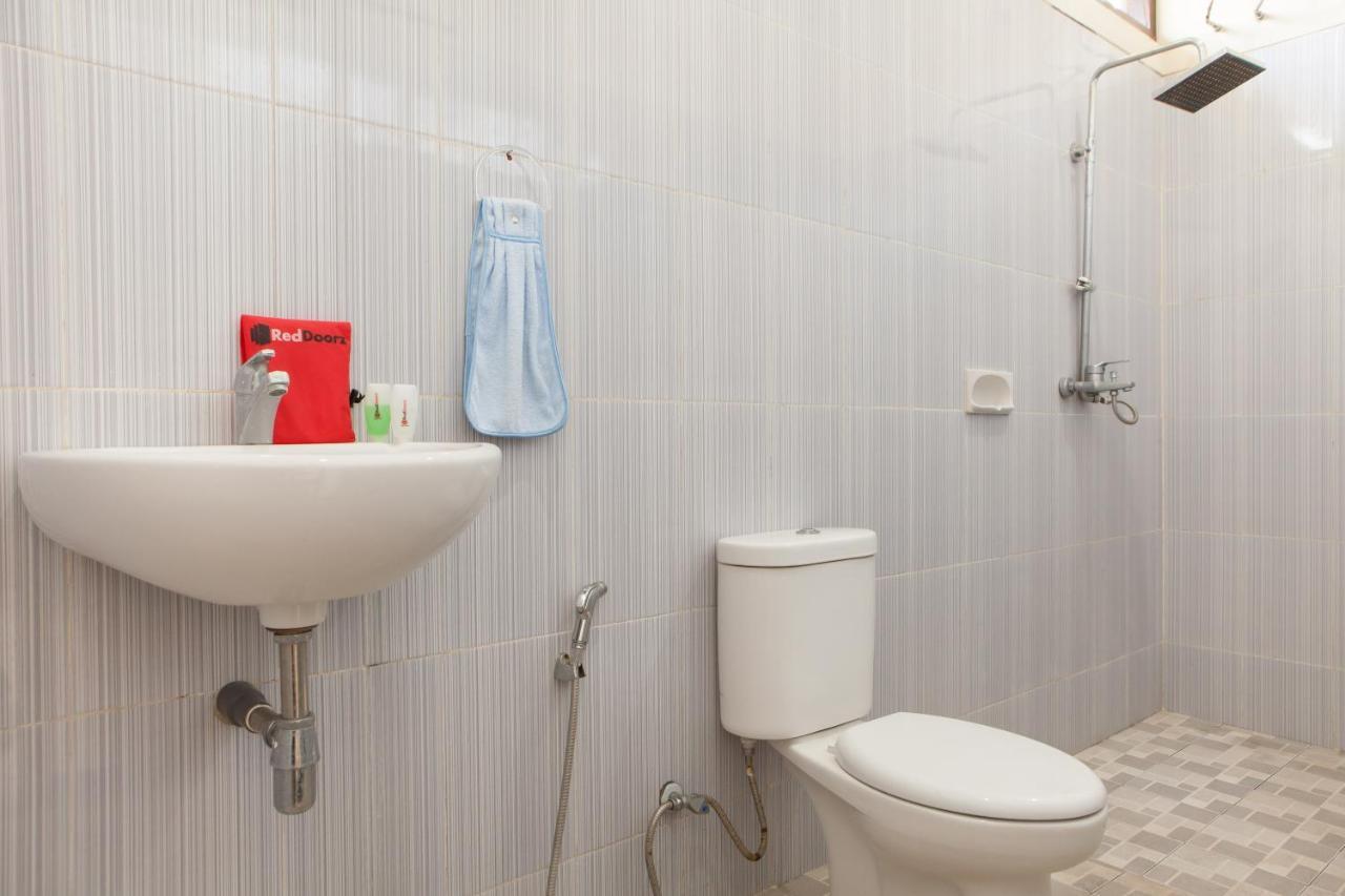 Reddoorz Plus Near Mall Roxy Banyuwangi Banyuwangi  Esterno foto