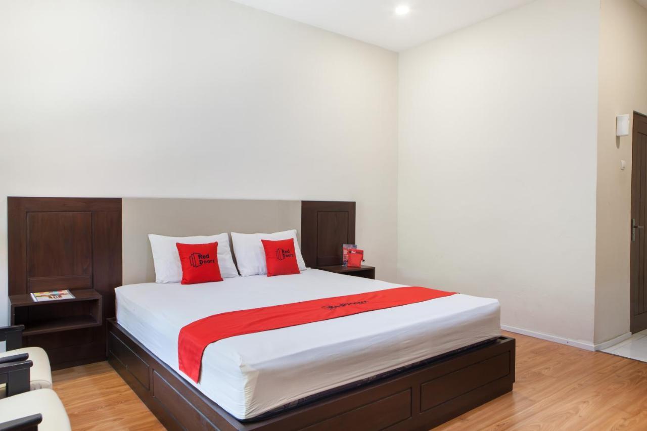 Reddoorz Plus Near Mall Roxy Banyuwangi Banyuwangi  Esterno foto