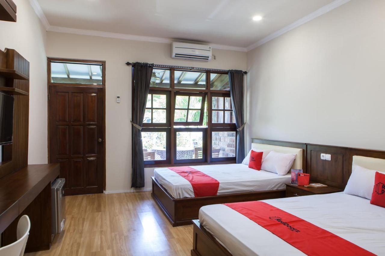 Reddoorz Plus Near Mall Roxy Banyuwangi Banyuwangi  Esterno foto