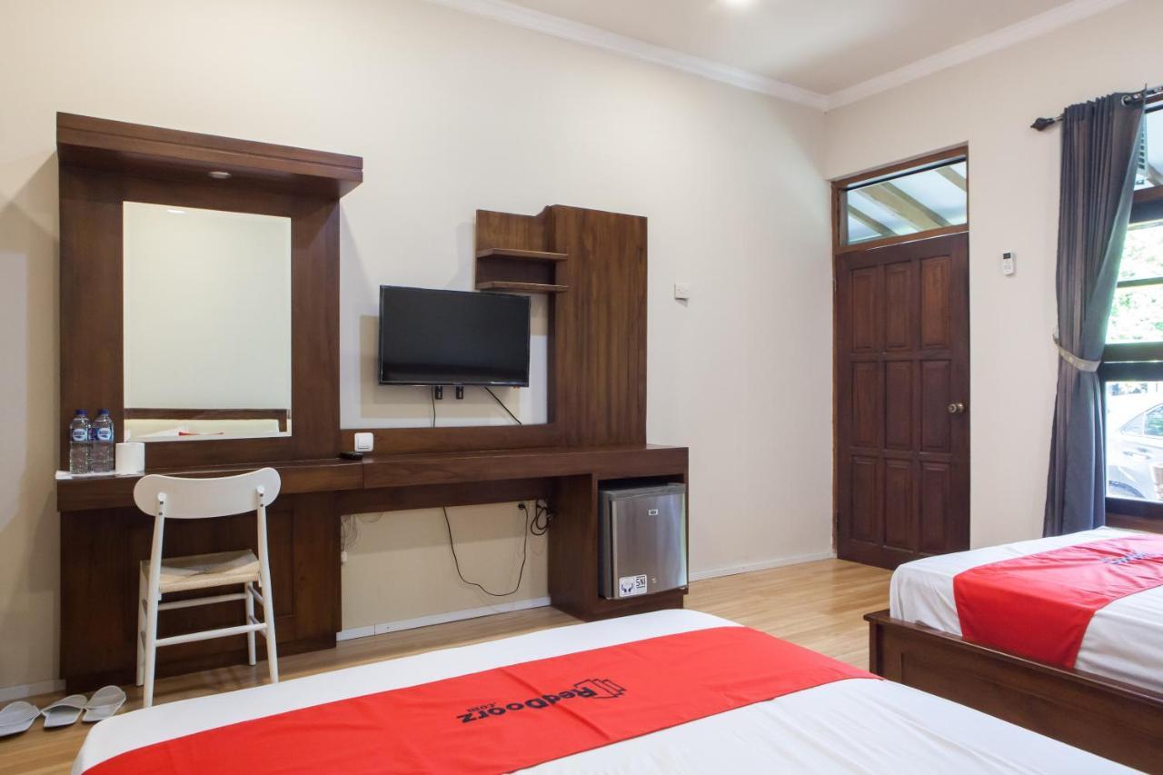 Reddoorz Plus Near Mall Roxy Banyuwangi Banyuwangi  Esterno foto