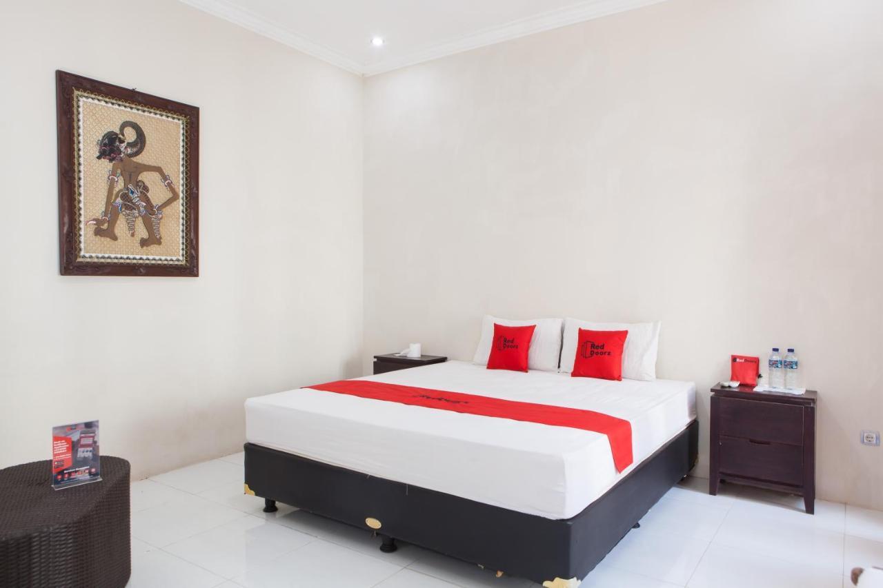 Reddoorz Plus Near Mall Roxy Banyuwangi Banyuwangi  Esterno foto