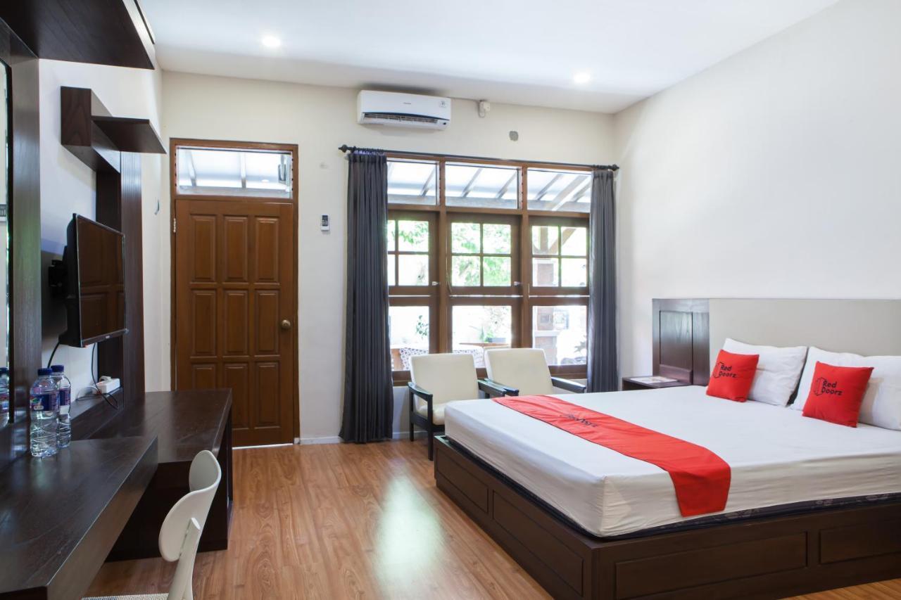 Reddoorz Plus Near Mall Roxy Banyuwangi Banyuwangi  Esterno foto