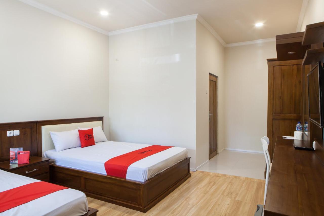 Reddoorz Plus Near Mall Roxy Banyuwangi Banyuwangi  Esterno foto